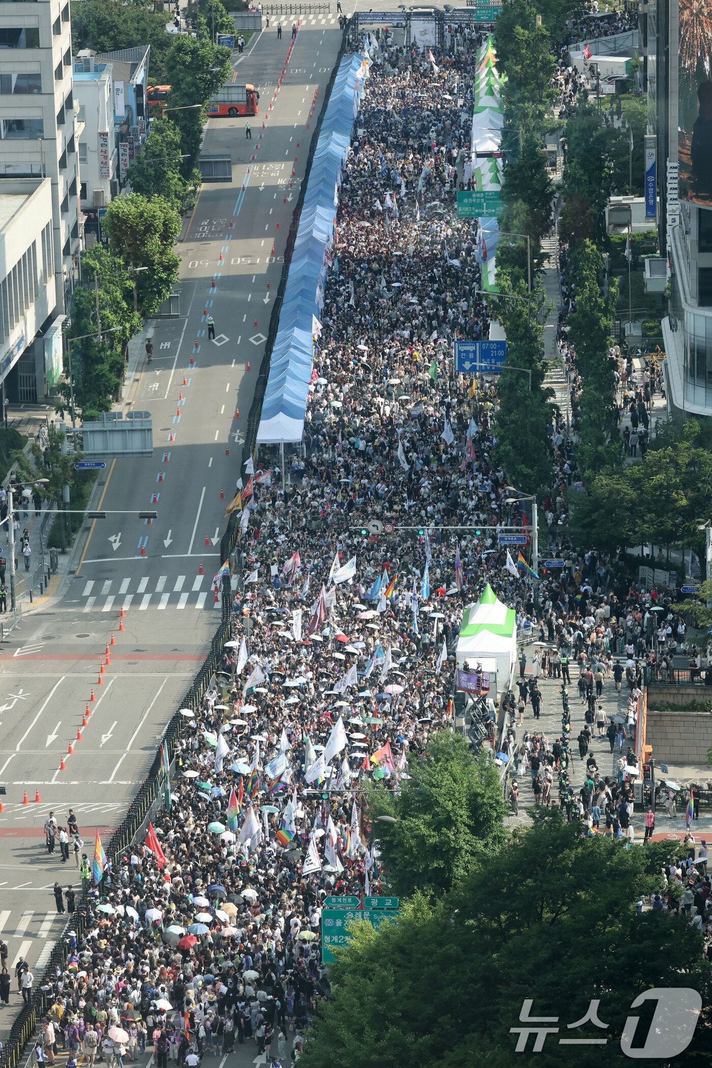 본문 이미지 - 13일 오후 서울 중구 을지로 인근에서 열린 제27회 서울 퀴어 퍼레이드에 많은 참가자들이 모여 있다. 2026.6.13 ⓒ 뉴스1 이광호 기자