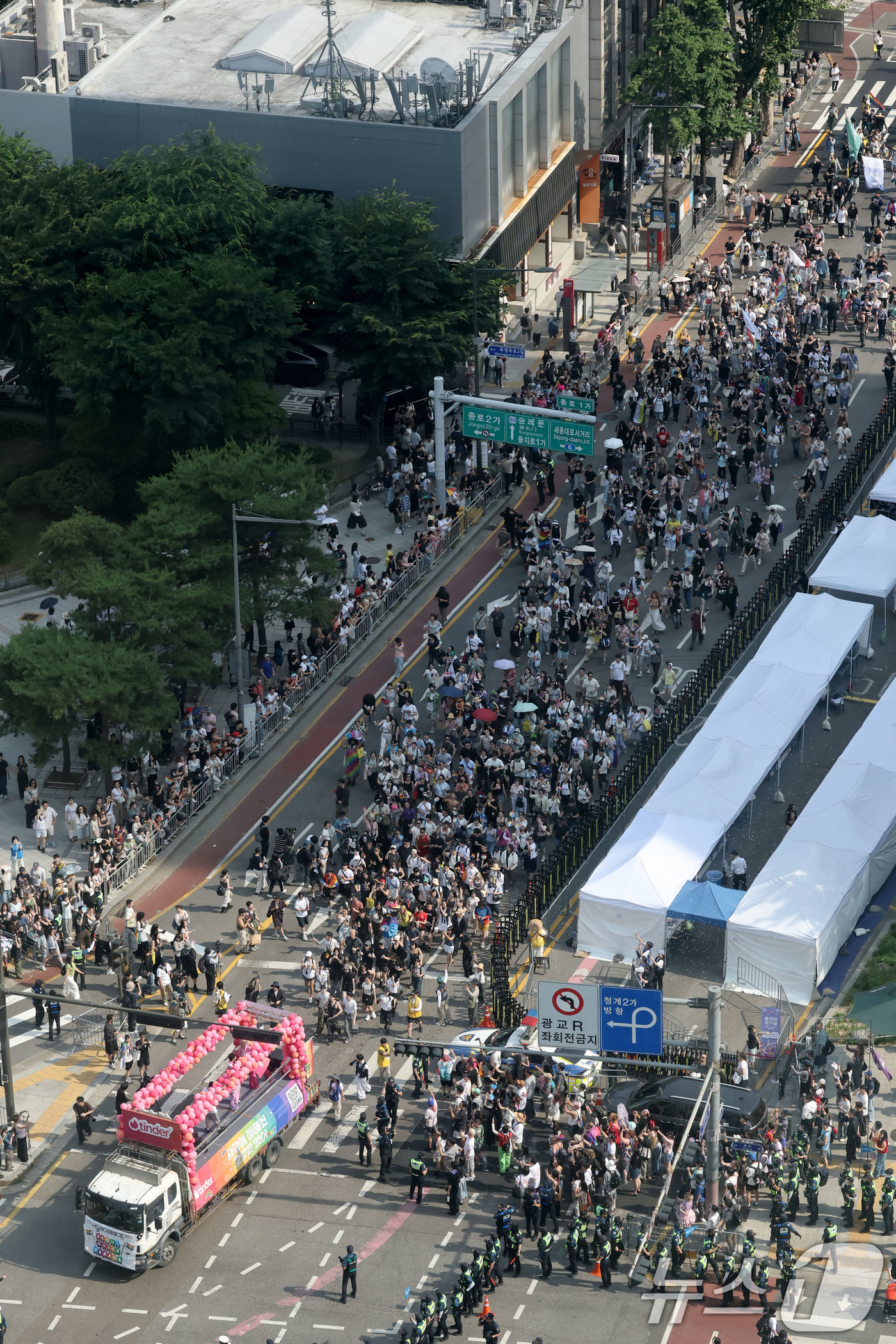 (서울=뉴스1) 이광호 기자 = 13일 오후 서울 중구 을지로 인근에서 열린 제27회 서울 퀴어 퍼레이드 참가자들이 종로 방향으로 행진하고 있다. 2026.6.13/뉴스1