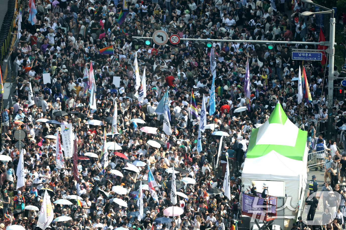 (서울=뉴스1) 이광호 기자 = 13일 오후 서울 중구 을지로 인근에서 열린 제27회 서울 퀴어 퍼레이드에 많은 참가자들이 모여 있다. 2026.6.13/뉴스1