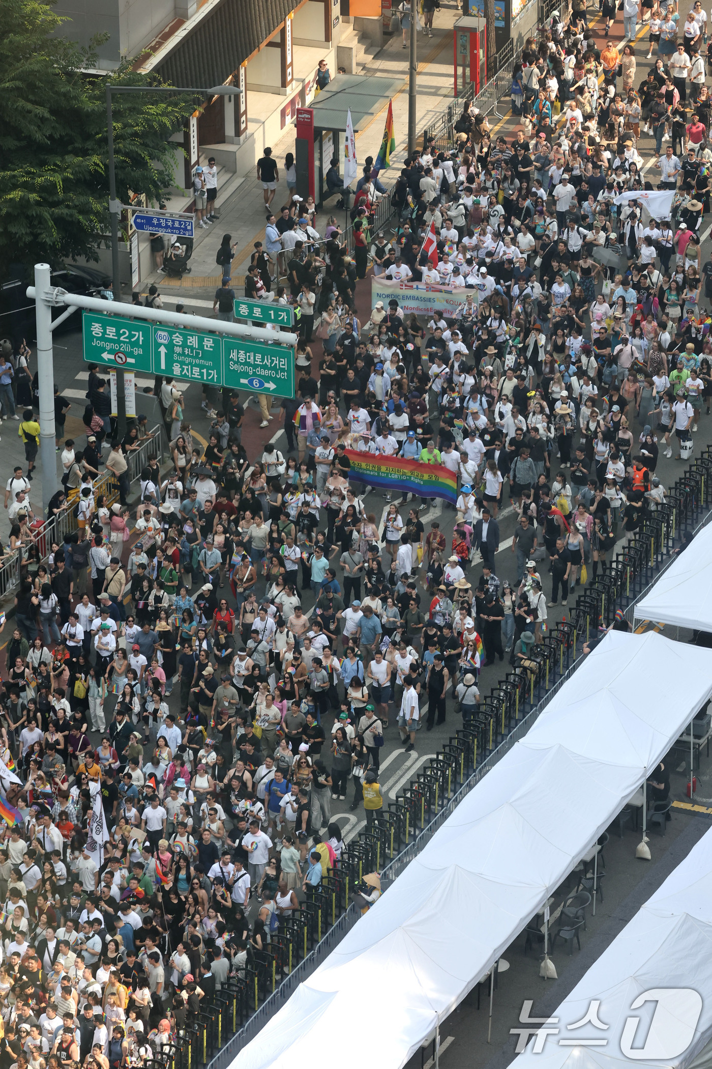 (서울=뉴스1) 이광호 기자 = 13일 오후 서울 중구 을지로 인근에서 열린 제27회 서울 퀴어 퍼레이드 참가자들이 종로 방향으로 행진하고 있다. 2026.6.13/뉴스1