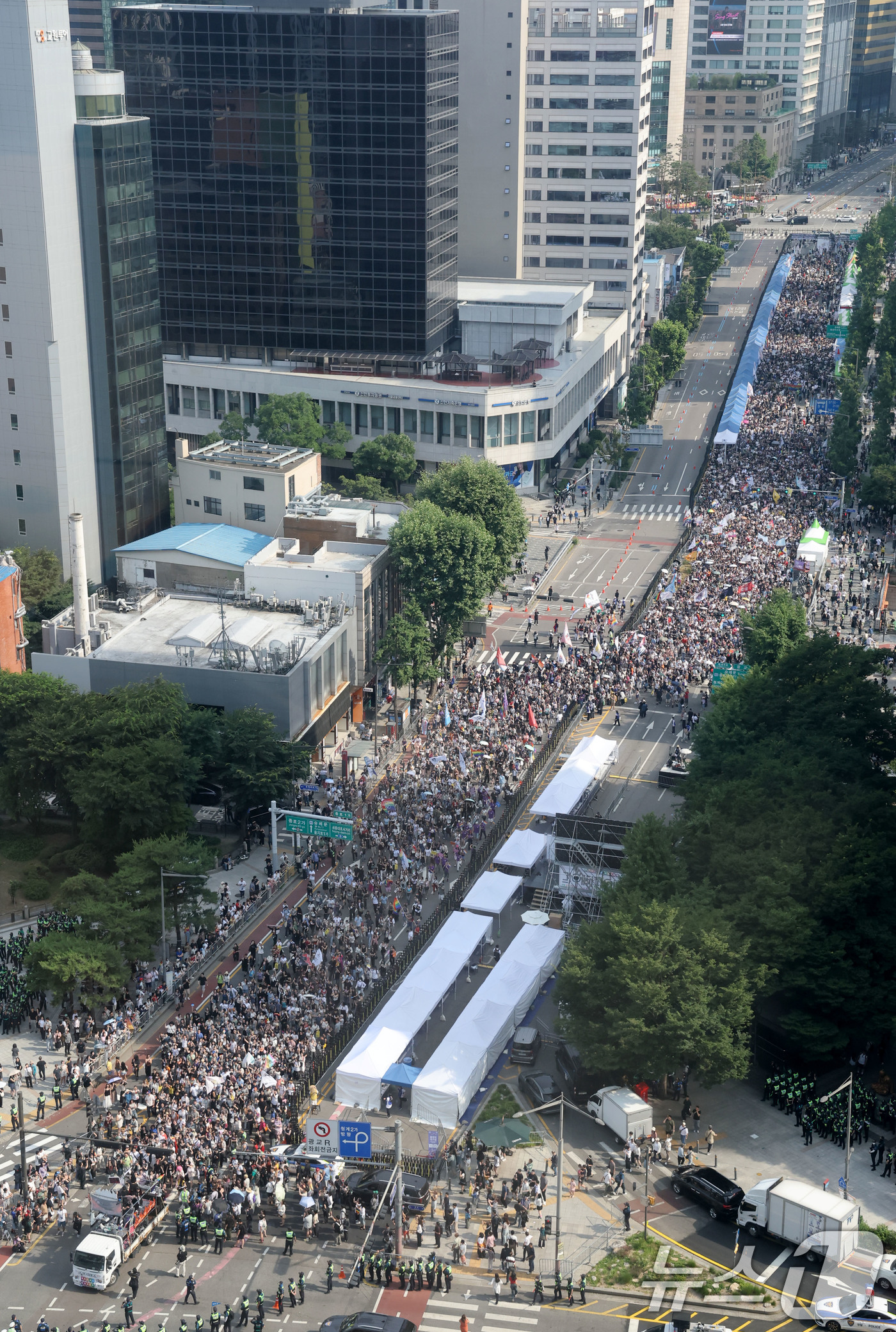 (서울=뉴스1) 이광호 기자 = 13일 오후 서울 중구 을지로 인근에서 열린 제27회 서울 퀴어 퍼레이드 참가자들이 종로 방향으로 행진하고 있다. 2026.6.13/뉴스1