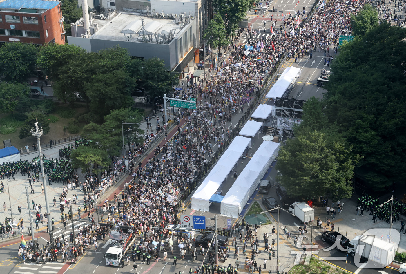 (서울=뉴스1) 이광호 기자 = 13일 오후 서울 중구 을지로 인근에서 열린 제27회 서울 퀴어 퍼레이드 참가자들이 종로 방향으로 행진하고 있다. 2026.6.13/뉴스1