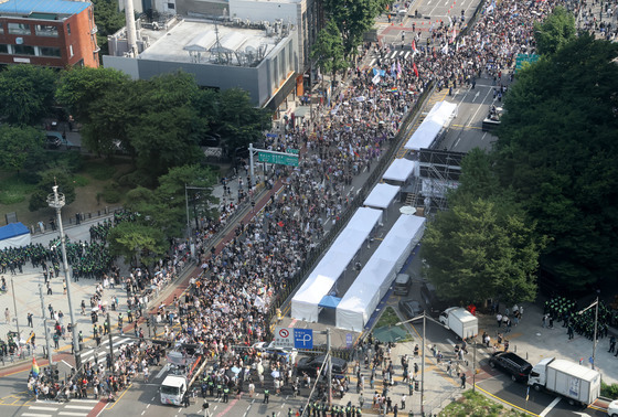 도심 행진하는 서울퀴어퍼레이드 참가자들