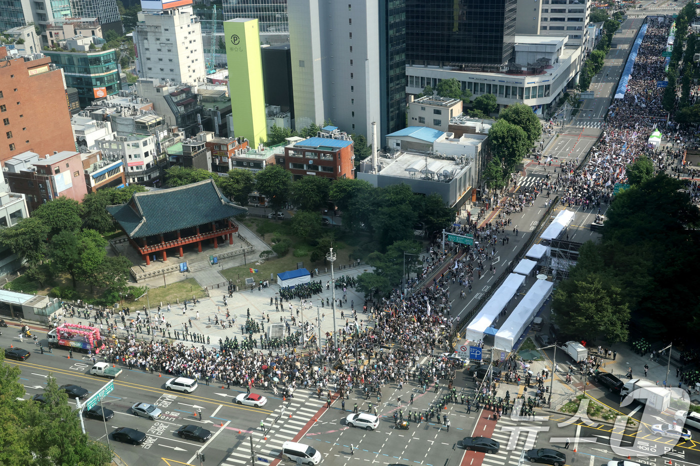 (서울=뉴스1) 이광호 기자 = 13일 오후 서울 중구 을지로 인근에서 열린 제27회 서울 퀴어 퍼레이드 참가자들이 종로 방향으로 행진하고 있다. 2026.6.13/뉴스1