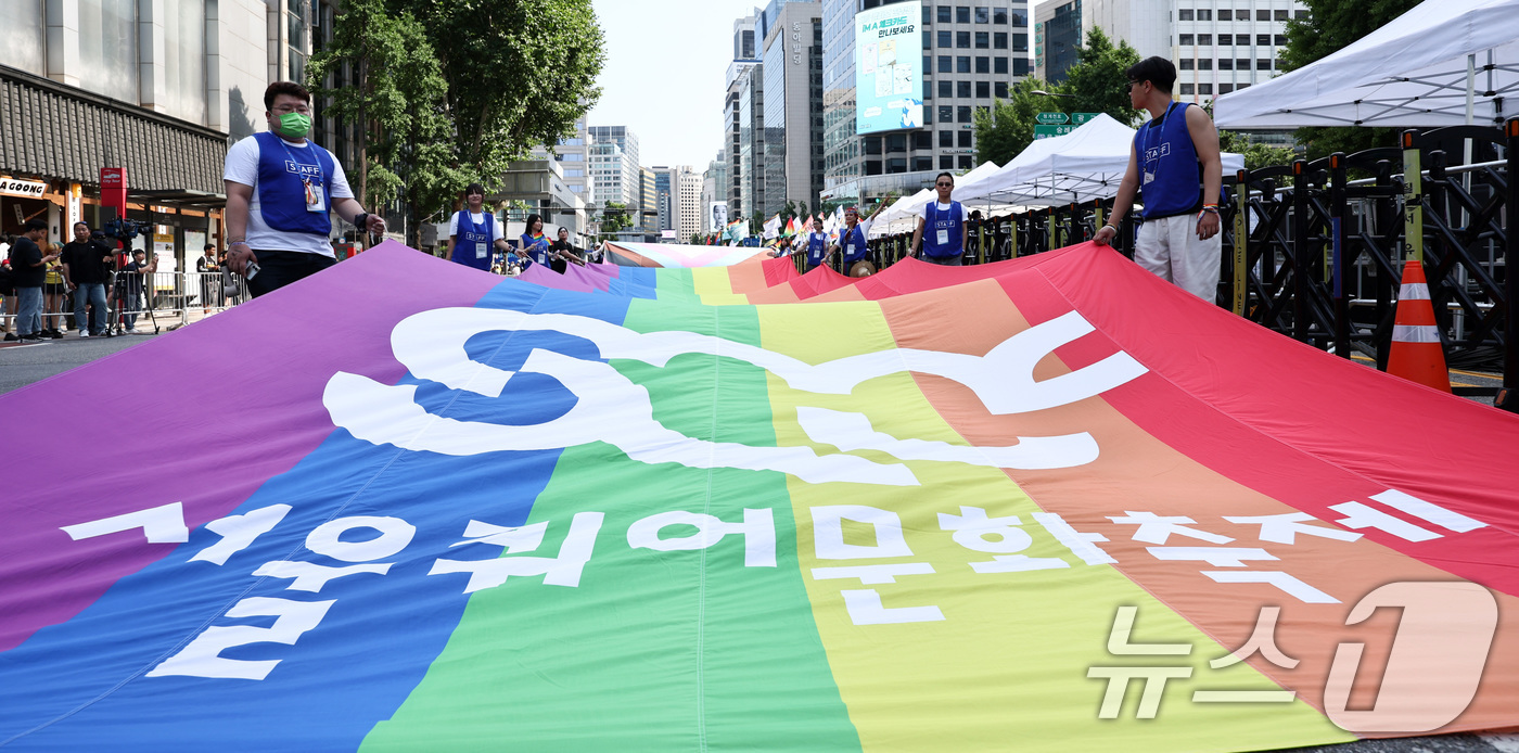 (서울=뉴스1) 최지환 기자 = 13일 오후 서울 중구 을지로 인근에서 열린 제27회 서울 퀴어 퍼레이드 참가자들이 종로 방향으로 행진하고 있다. 2026.6.13/뉴스1