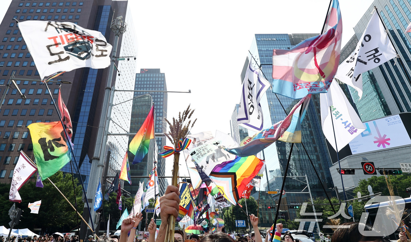 (서울=뉴스1) 최지환 기자 = 13일 오후 서울 중구 을지로 인근에서 열린 제27회 서울 퀴어 퍼레이드 참가자들이 종로 방향으로 행진하고 있다. 2026.6.13/뉴스1