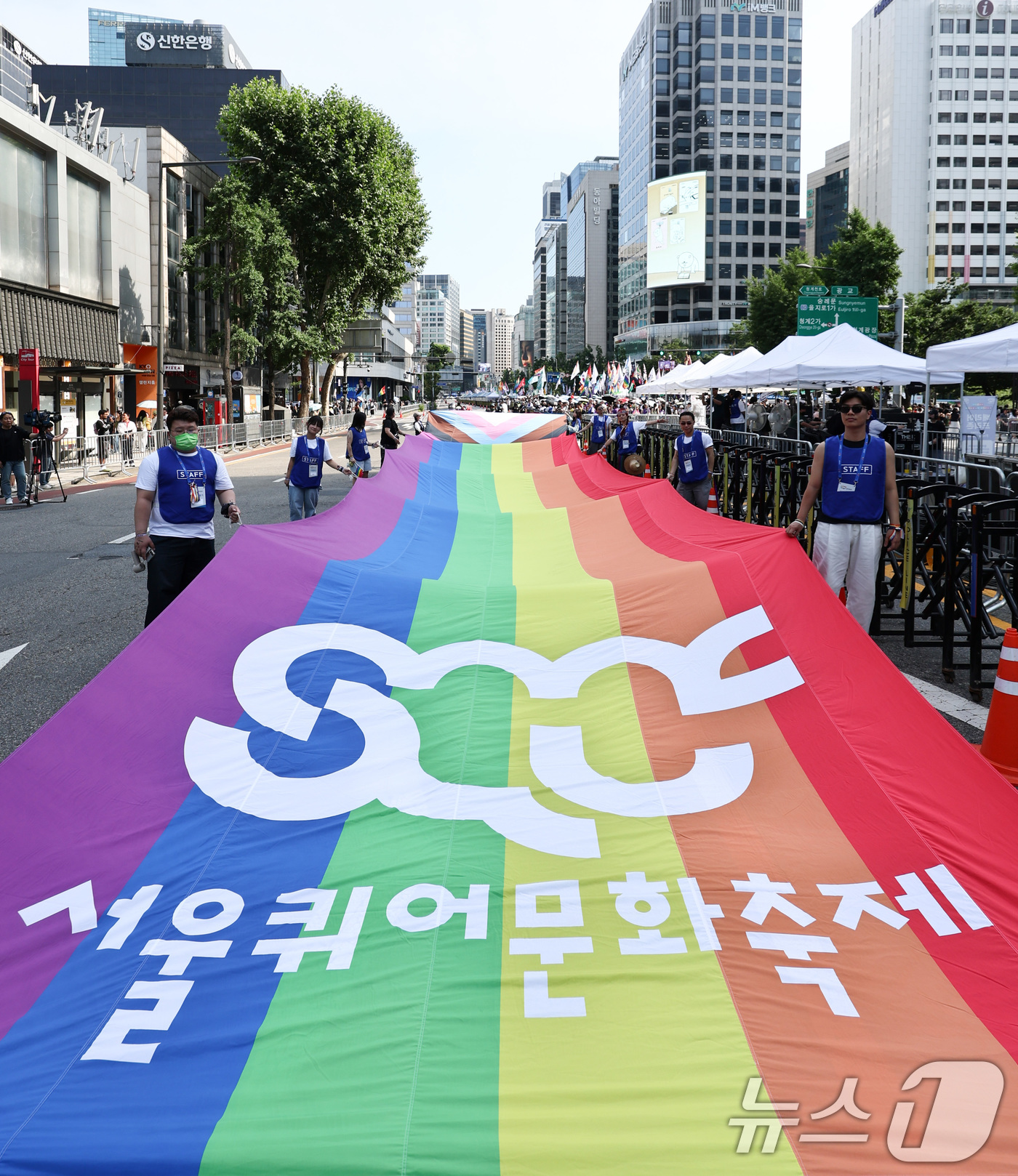 (서울=뉴스1) 최지환 기자 = 13일 오후 서울 중구 을지로 인근에서 열린 제27회 서울 퀴어 퍼레이드 참가자들이 종로 방향으로 행진하고 있다. 2026.6.13/뉴스1