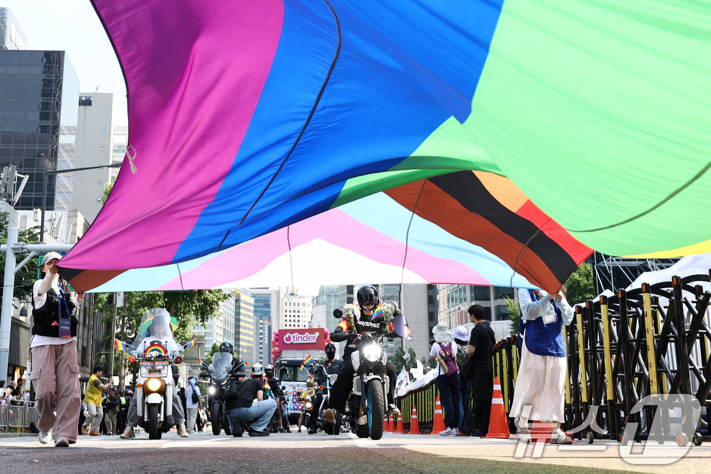 (서울=뉴스1) 최지환 기자 = 13일 오후 서울 중구 을지로 인근에서 열린 제27회 서울 퀴어 퍼레이드 참가자들이 종로 방향으로 행진하고 있다. 2026.6.13/뉴스1