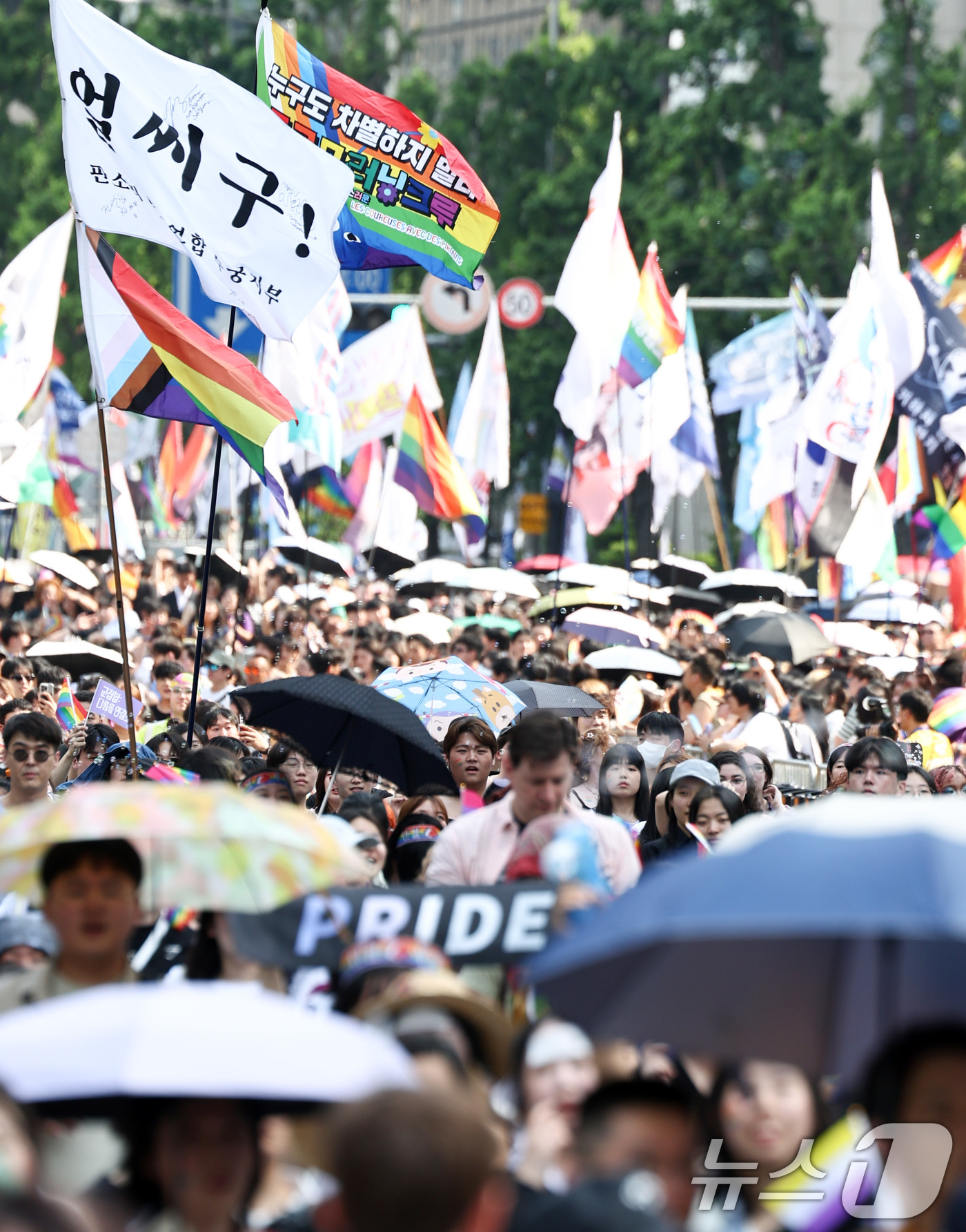 (서울=뉴스1) 최지환 기자 = 13일 오후 서울 중구 을지로 인근에서 열린 제27회 서울 퀴어 퍼레이드 참가자들이 종로 방향으로 행진하고 있다. 2026.6.13/뉴스1