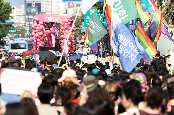"다름을 연결로"…서울 도심 무지갯빛 물들인 퀴어축제 행진(종합)
