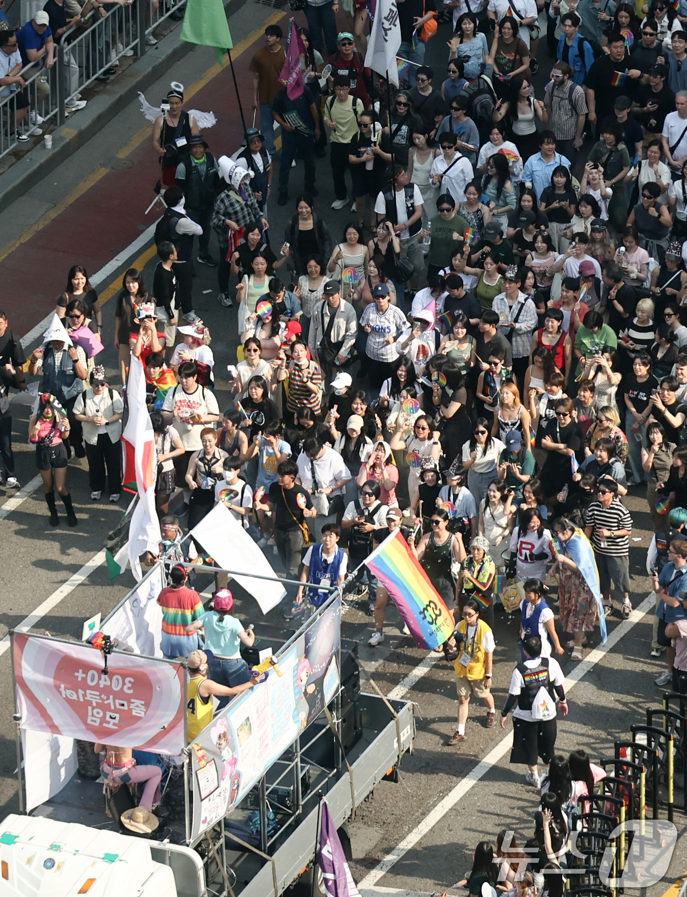 (서울=뉴스1) 최지환 기자 = 13일 오후 서울 중구 을지로 인근에서 열린 제27회 서울 퀴어 퍼레이드 참가자들이 종로 방향으로 행진하고 있다. 2026.6.13/뉴스1