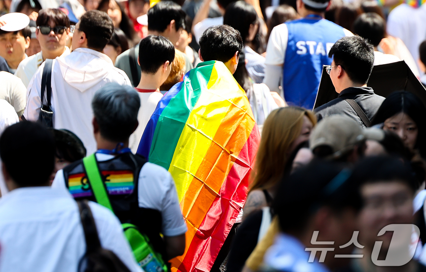 (서울=뉴스1) 최지환 기자 = 13일 오후 제27회 서울 퀴어 퍼레이드가 열린 서울 중구 남대문로 인근에서 참가자들이 이동하고 있다. 2026.6.13/뉴스1