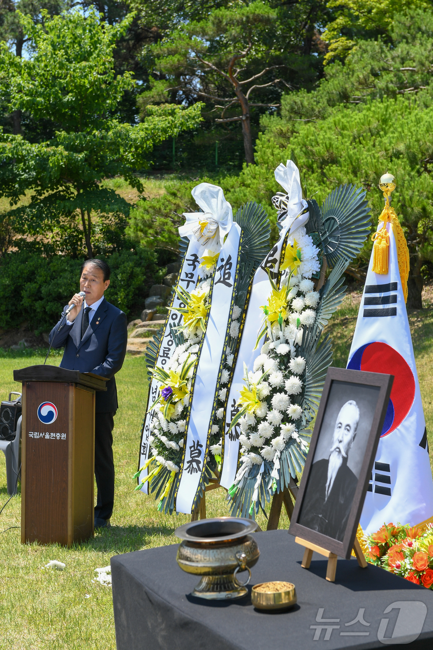 (서울=뉴스1) = 권오을 국가보훈부 장관이 13일 서울 동작구 국립서울현충원에서 열린 국무령 이상룡 선생 서거 94주년 추모행사에 참석하여 추모사를 하고 있다. (국가보훈부 제공 …