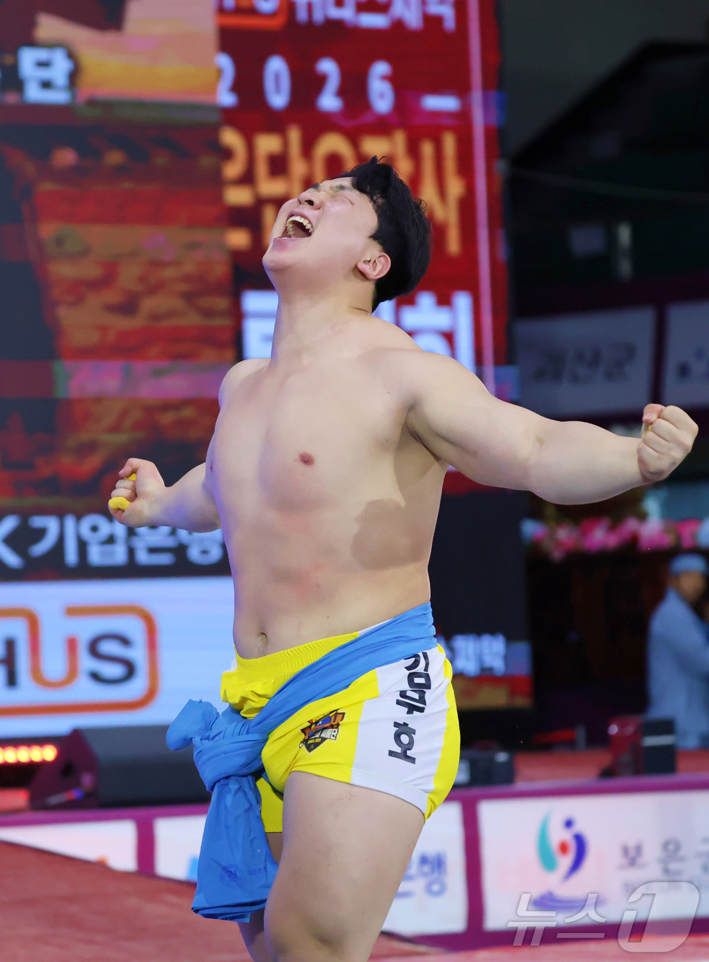 (서울=뉴스1) = 13일 충북 보은군 보은국민체육센터에서 열린 ‘위더스제약 2026 보은단오장사씨름대회’ 한라장사(105kg이하)에 오른 김무호(울주군청)가 우승 후 포호하고 있 …