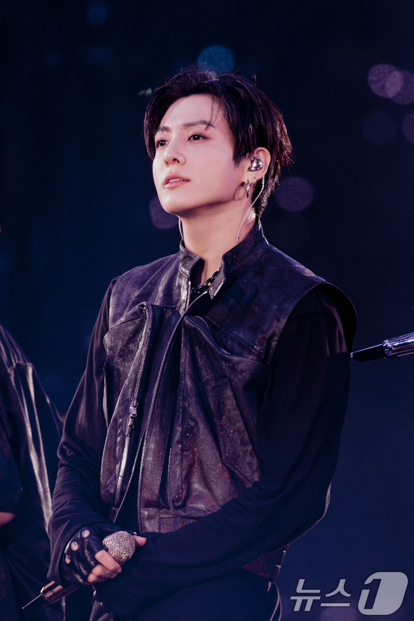 (서울=뉴스1) 권현진 기자 = 그룹 방탄소년단(BTS) 정국이 13일 오후 부산시 연제구 아시아드주경기장에서 열린 'BTS 월드투어 아리랑 인 부산' 콘서트에서 환호하는 아미들을 …