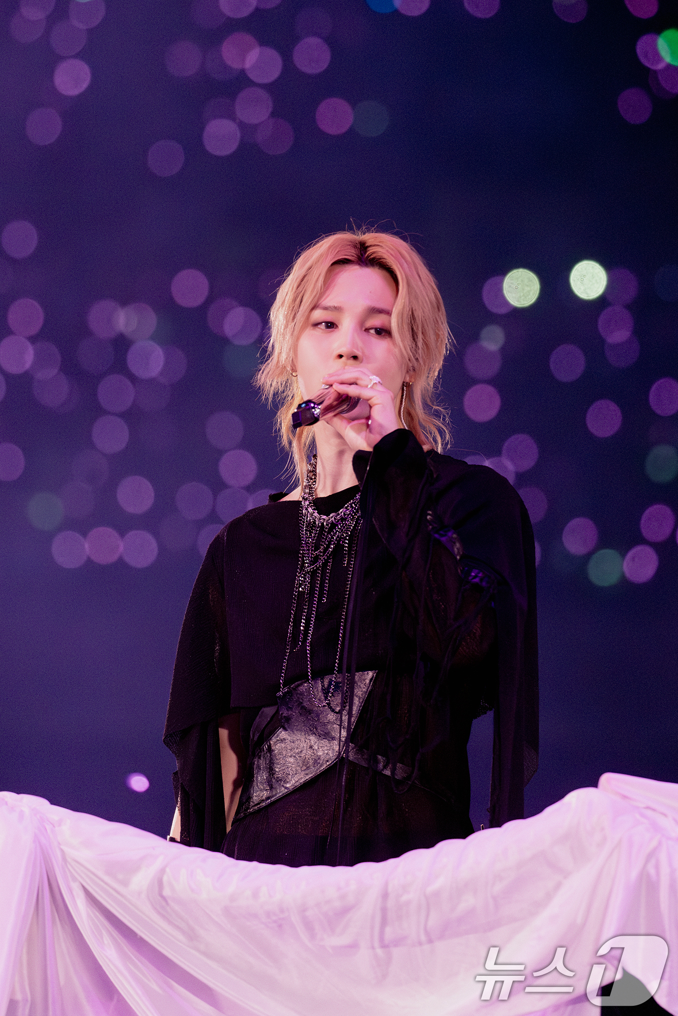 (서울=뉴스1) 권현진 기자 = 그룹 방탄소년단(BTS) 지민이 13일 오후 부산시 연제구 아시아드주경기장에서 열린 'BTS 월드투어 아리랑 인 부산' 콘서트에서 멋진 공연을 선보 …