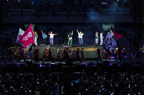 본문 이미지 - 그룹 방탄소년단(BTS)이 13일 오후 부산시 연제구 아시아드주경기장에서 열린 'BTS 월드투어 아리랑 인 부산' 콘서트에서 멋진 공연을 선보이고 있다. (빅히트 뮤직(하이브) 제공. 재판매 및 DB 금지) 2026.6.13 ⓒ 뉴스1 권현진 기자
