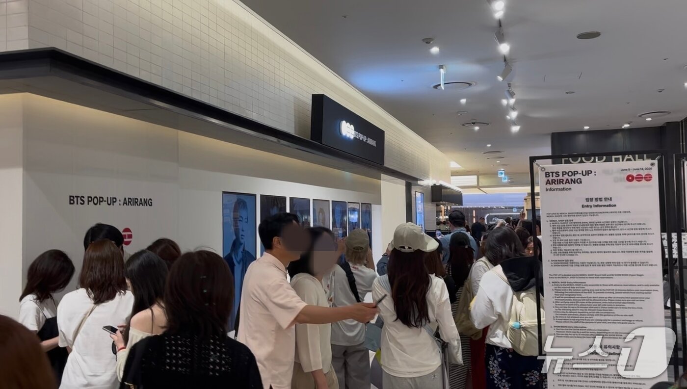 본문 이미지 - 13일 신세계 센텀시티 내에 마련된 BTS 공식 팝업스토어 머치숍 입구 모습 2026.6.13 ⓒ 뉴스1 홍윤 기자