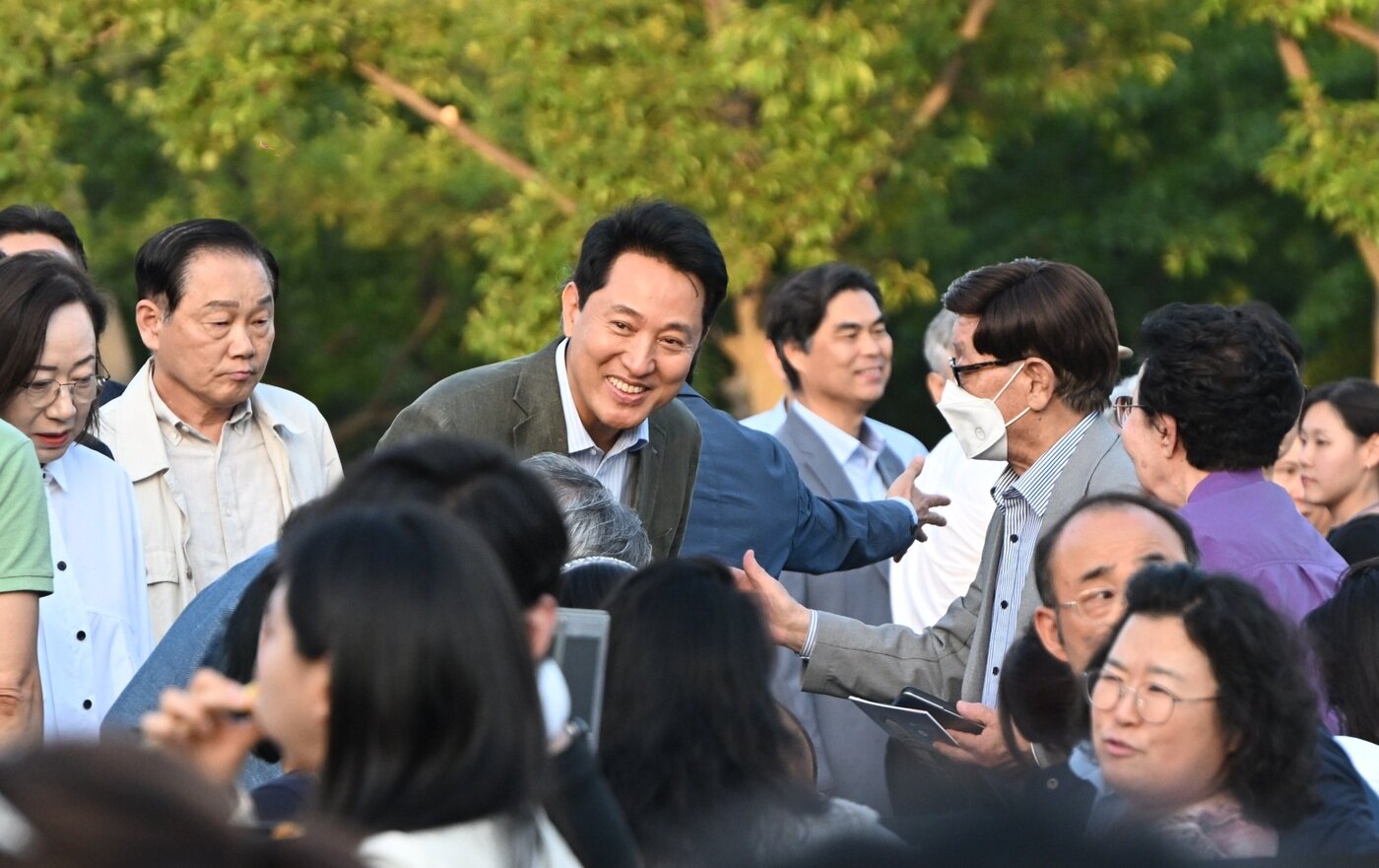 본문 이미지 - 오세훈 서울시장이 13일 여의도 한강공원에서 열린 '서울시향 강변음악회'에서 시민들에게 인사하고 있다.