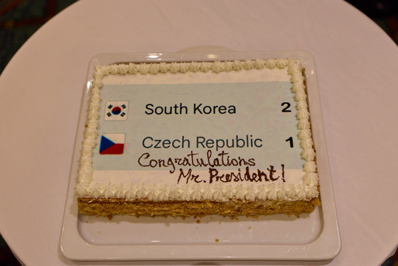 2026 북중미월드컵 1차전 승리 축하 케이크 받은 이재명 대통령