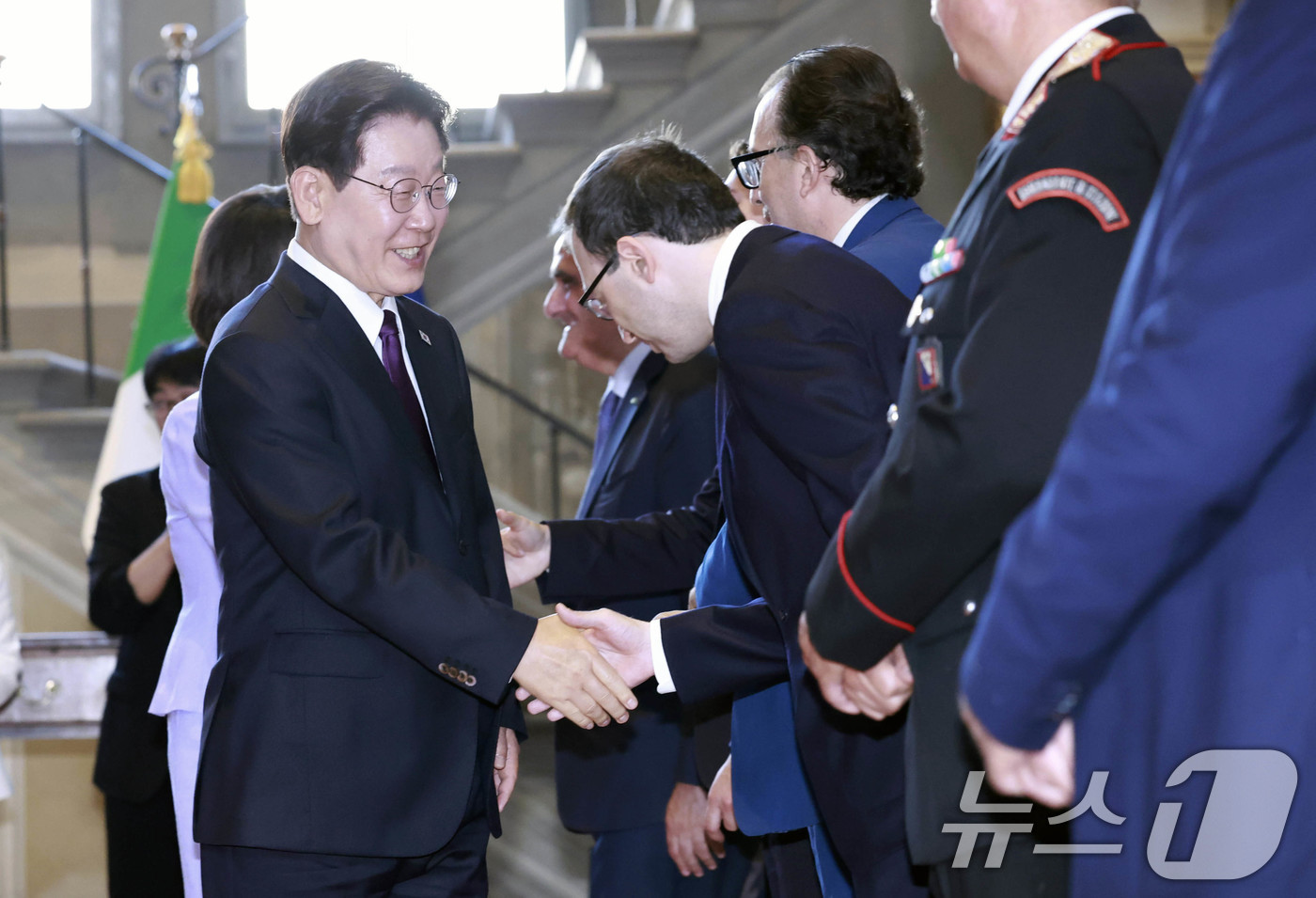 (피렌체(이탈리아)=뉴스1) 허경 기자 = 이재명 대통령이 13일(현지시간) 이탈리아 피렌체 우피치 미술관에서 열린 양해각서 체결식을 마친 후 관계자들과 인사를 나누고 있다. 20 …