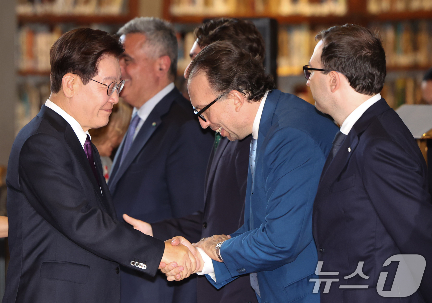(피렌체(이탈리아)=뉴스1) 허경 기자 = 이재명 대통령이 13일(현지시간) 이탈리아 피렌체 우피치 미술관에서 열린 양해각서 체결식을 마친 후 관계자들과 인사를 나누고 있다. 20 …