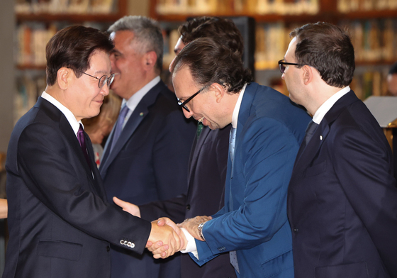 인사 나누는 이재명 대통령