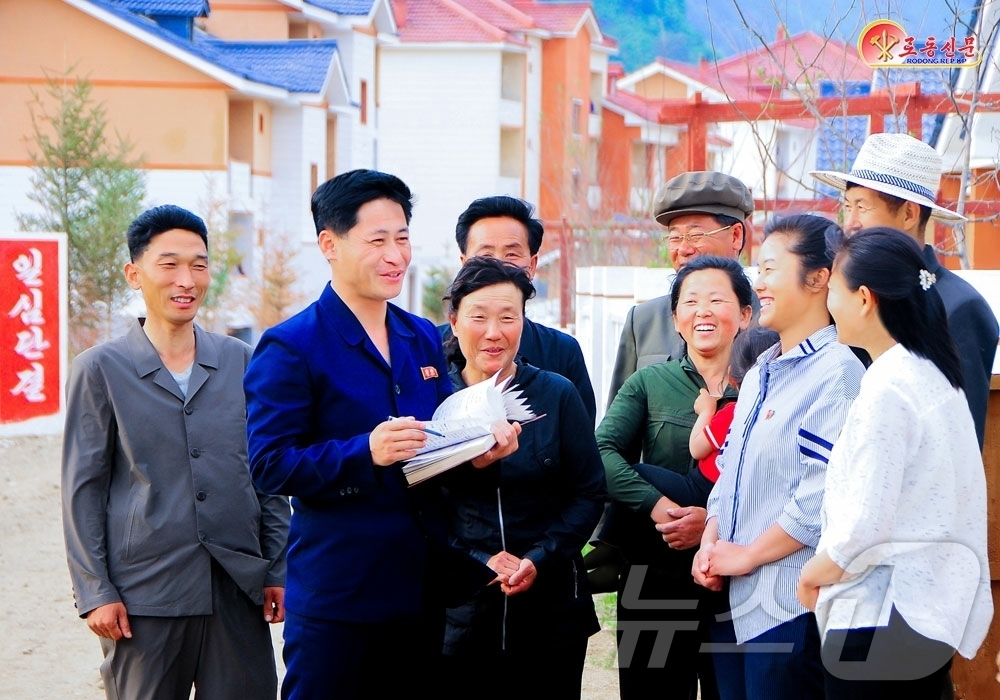 (평양 노동신문=뉴스1) = 북한 노동당 기관지 노동신문은 14일 장강군 당위원회에서 "주민들 속에 들어가 제기되는 문제들을 알아보고 있다"라고 선전했다. [국내에서만 사용가능. …