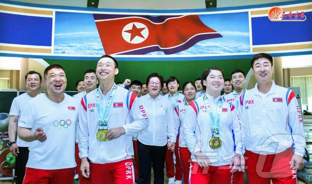 (평양 노동신문=뉴스1) = 북한 노동당 기관지 노동신문은 14일 "2026년 아시아역도선수권대회에 참가한 선수·감독들이 놀라운 경기 성과를 이룩했다"라고 선전했다. [국내에서만 …