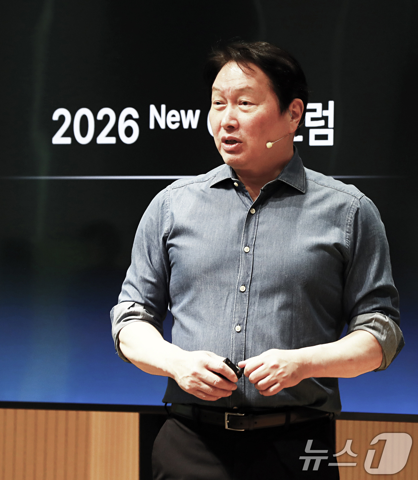 (서울=뉴스1) 유승관 기자 = 최태원 SK그룹 회장이 지난 13일 경기 이천시 SKMS 연구소에서 열린 ‘2026 New 이천포럼’에서 마무리 발언을 하고 있다. (SK그룹 제공 …