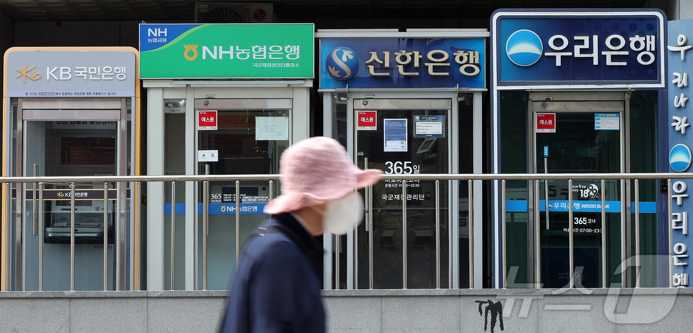 (서울=뉴스1) 김진환 기자 = 증시 활황 속 '빚투'(빚내서 투자) 수요가 폭증하면서 주요 은행의 신용대출 잔액이 열흘 만에 1조6000억원 넘게 불어났다.특히 마이너스통장 사용 …