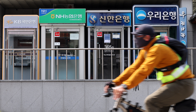 '머니무브'에 다급해진 저축은행…4% 예금 쏟아진다