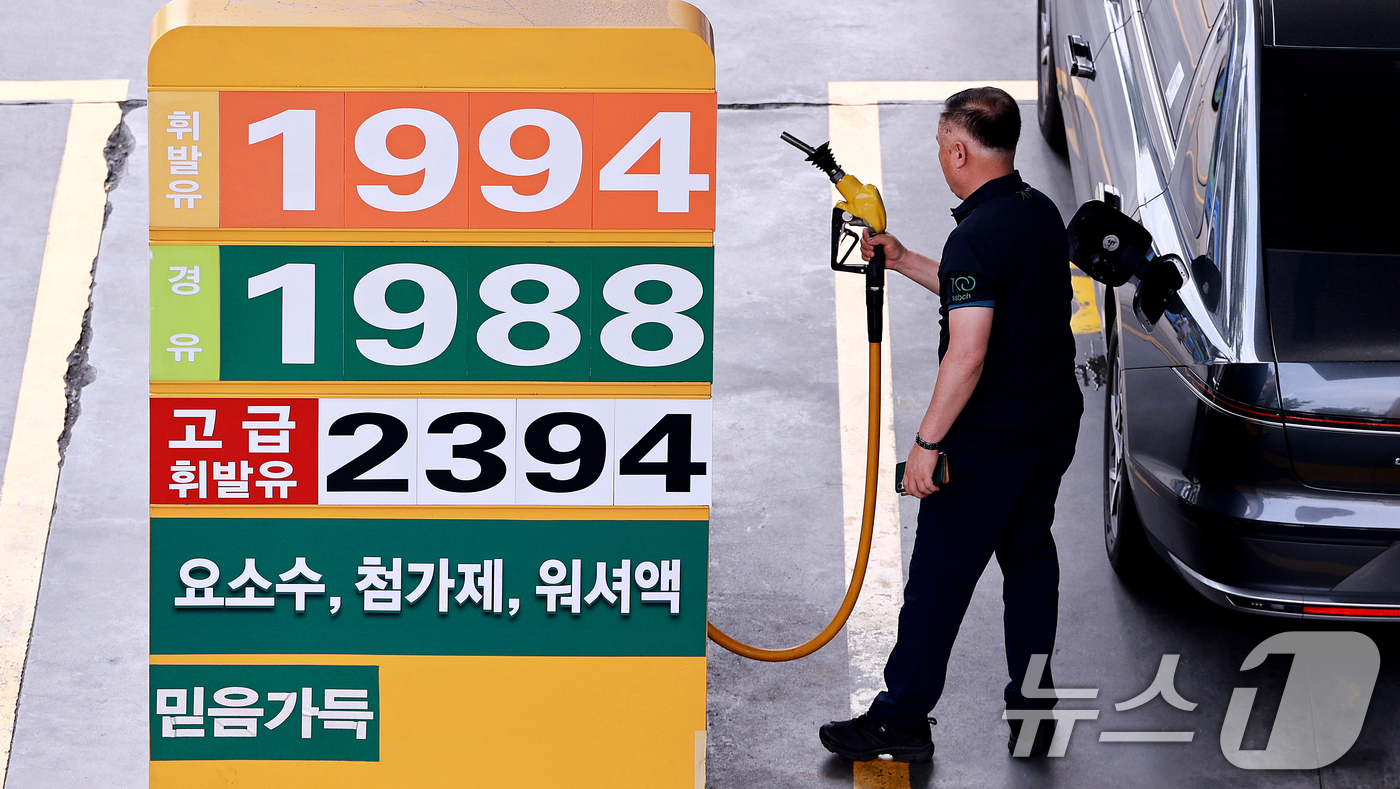(서울=뉴스1) 이호윤 기자 = 국내 주유소 휘발유와 경유 가격이 4주 연속 내림세를 보인 14일 서울 시내의 한 주유소에 유가정보가 표시돼 있다.지난 13일 한국석유공사 유가정보 …