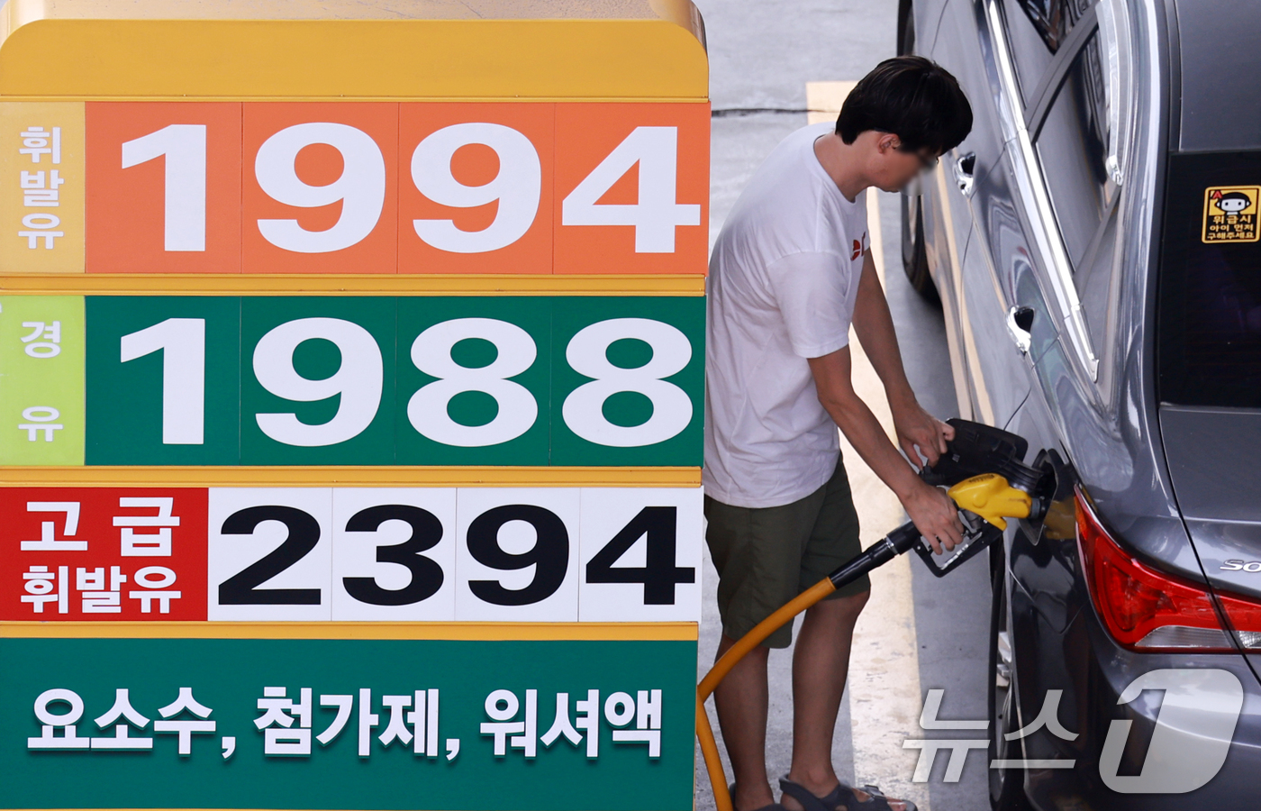 (서울=뉴스1) 이호윤 기자 = 국내 주유소 휘발유와 경유 가격이 4주 연속 내림세를 보인 14일 서울 시내의 한 주유소에 유가정보가 표시돼 있다.지난 13일 한국석유공사 유가정보 …