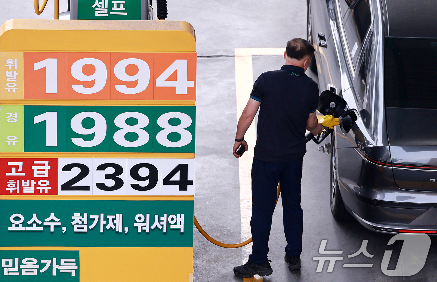 (서울=뉴스1) 이호윤 기자 = 국내 주유소 휘발유와 경유 가격이 4주 연속 내림세를 보인 14일 서울 시내의 한 주유소에 유가정보가 표시돼 있다.지난 13일 한국석유공사 유가정보 …