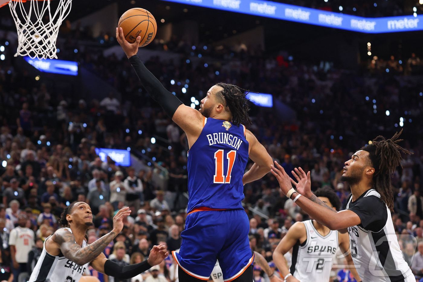 본문 이미지 - 뉴욕 닉스가 14일(한국시간) 열린 샌안토니오 스퍼스와 2025-26 NBA 파이널 5차전에서 94-90으로 승리, 우승을 차지했다. ⓒ AFP=뉴스1