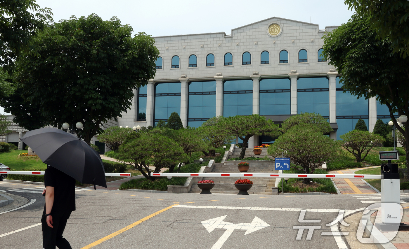 (과천=뉴스1) 김명섭 기자 = 6·3 지방선거 '투표용지 부족 사태' 진상 규명 검경 합동수사본부(합수본)이 중앙선거관리위원회 압수수색을 마무리하고 본격적인 소환 조사에 돌입한다 …