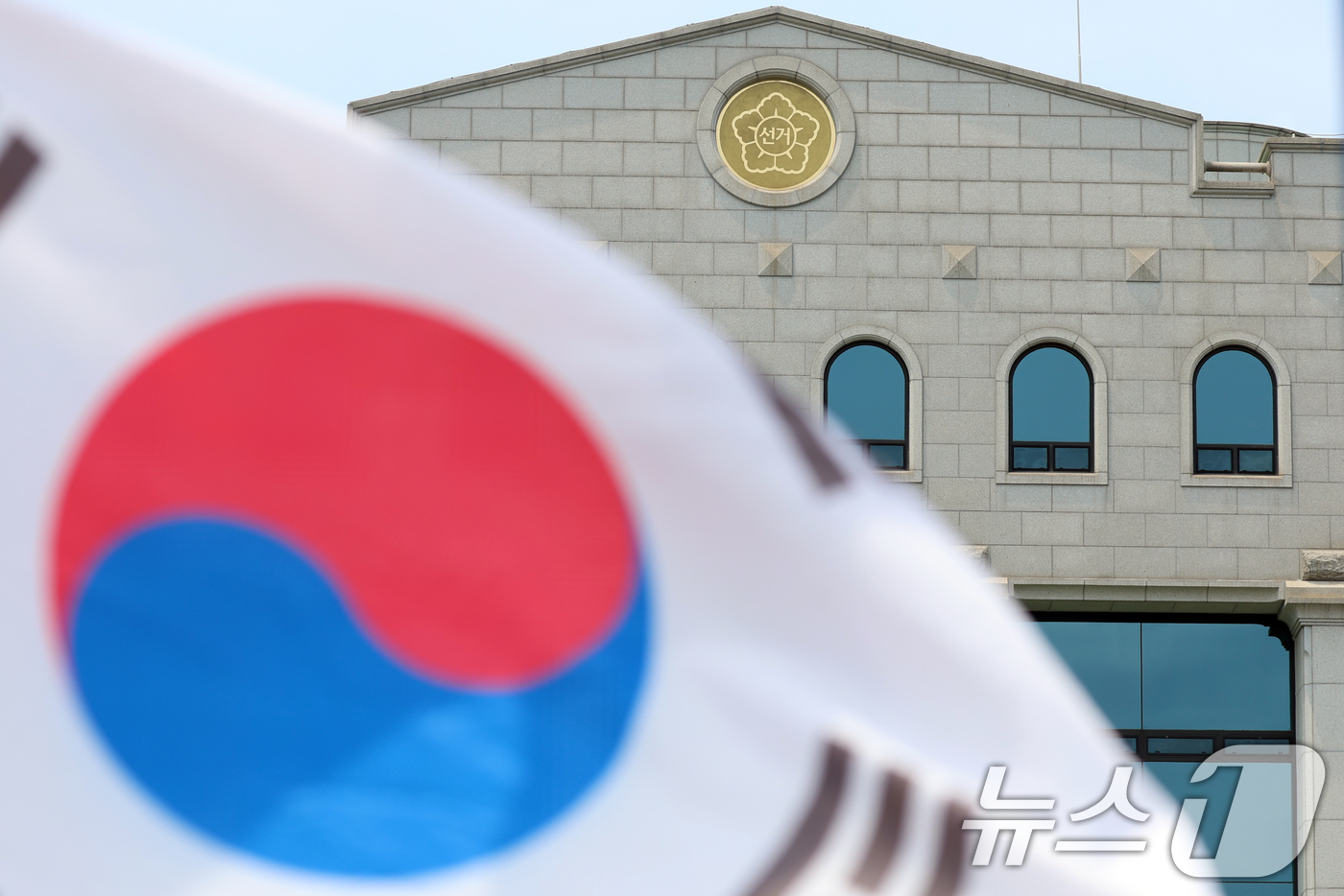 (과천=뉴스1) 김명섭 기자 = 6·3 지방선거 '투표용지 부족 사태' 진상 규명 검경 합동수사본부(합수본)이 중앙선거관리위원회 압수수색을 마무리하고 본격적인 소환 조사에 돌입한다 …