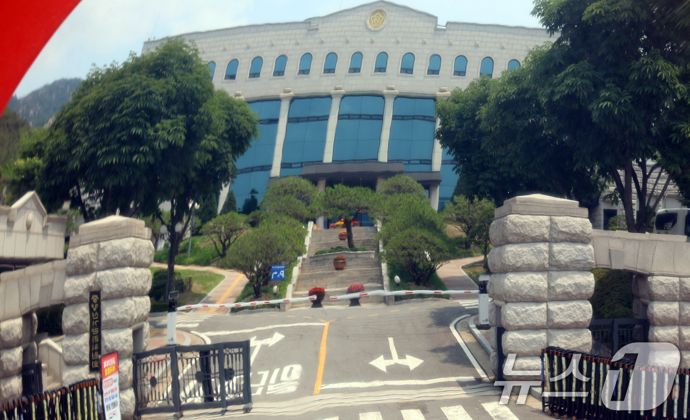 (과천=뉴스1) 김명섭 기자 = 6·3 지방선거 '투표용지 부족 사태' 진상 규명 검경 합동수사본부(합수본)이 중앙선거관리위원회 압수수색을 마무리하고 본격적인 소환 조사에 돌입한다 …