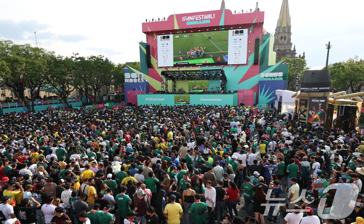 본문 이미지 - 13일(현지시간) 멕시코 과달라하라 시내에서 운영 중인 2026 국제축구연맹(FIFA) 북중미 월드컵 FIFA 팬 페스티벌 광장에서 전 세계 축구 팬들과 지역 주민들이 브라질과 모로코의 조별리그 경기를 관람하고 있다. 2026.6.14 ⓒ 뉴스1 박지혜 기자