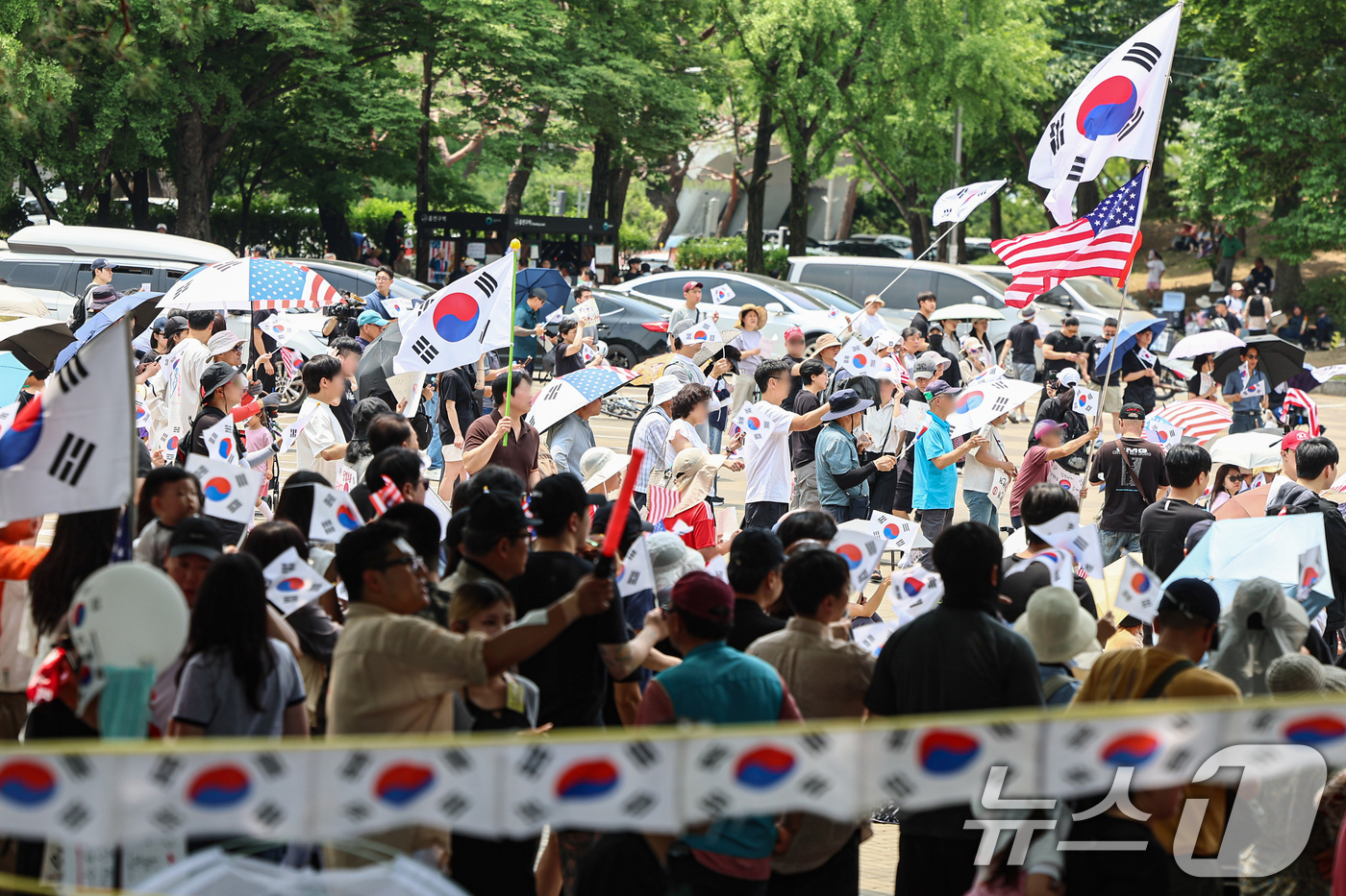 (서울=뉴스1) 김도우 기자 = 6·3 지방선거 투표용지 부족 사태에 반발한 시민들이 14일 서울 송파구 올림픽공원 핸드볼경기장 개표소 앞에 모여 재선거를 요구하는 구호를 외치고 …
