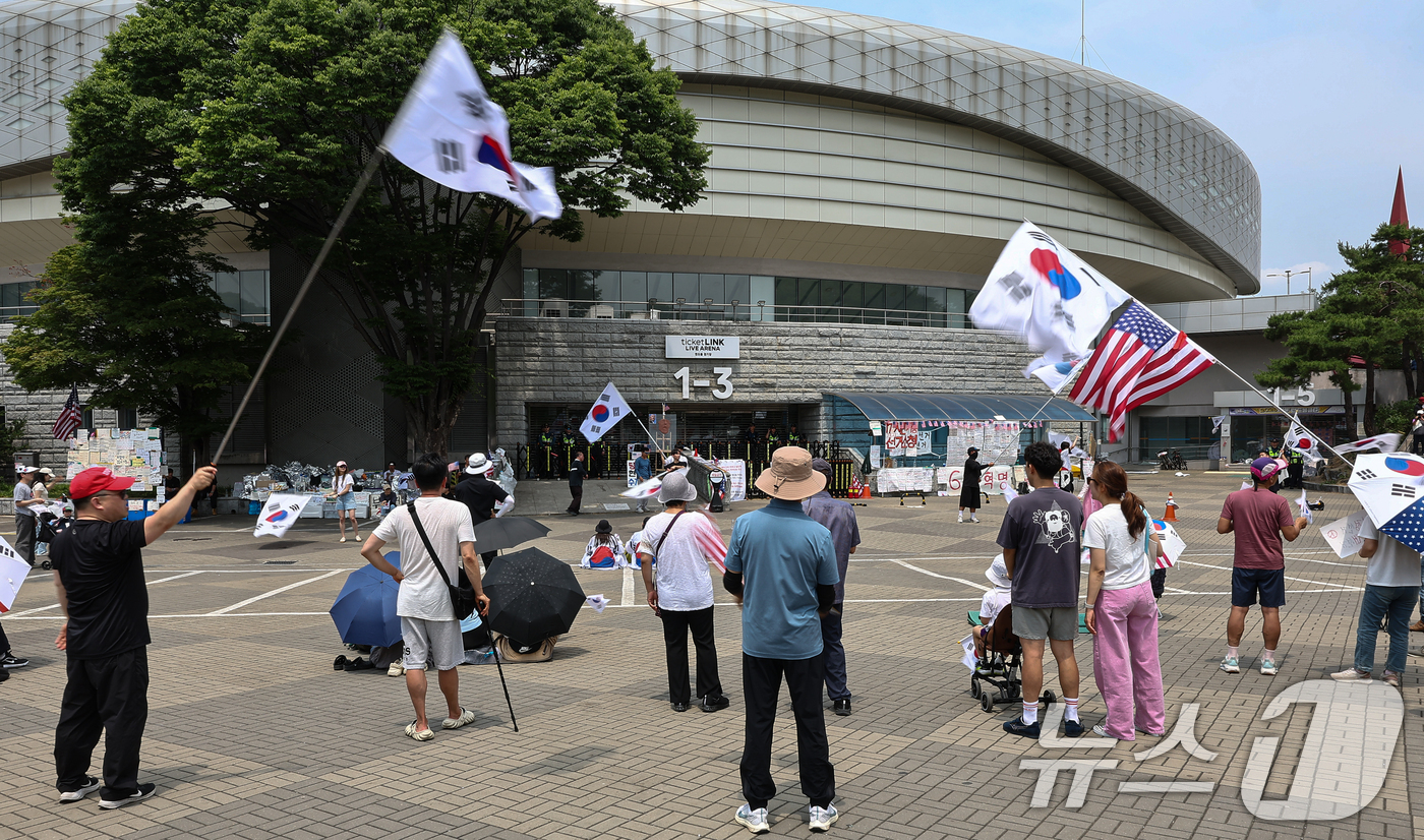 (서울=뉴스1) 김도우 기자 = 6·3 지방선거 투표용지 부족 사태에 반발한 시민들이 14일 서울 송파구 올림픽공원 핸드볼경기장 개표소 앞에 모여 재선거를 요구하는 구호를 외치고 …