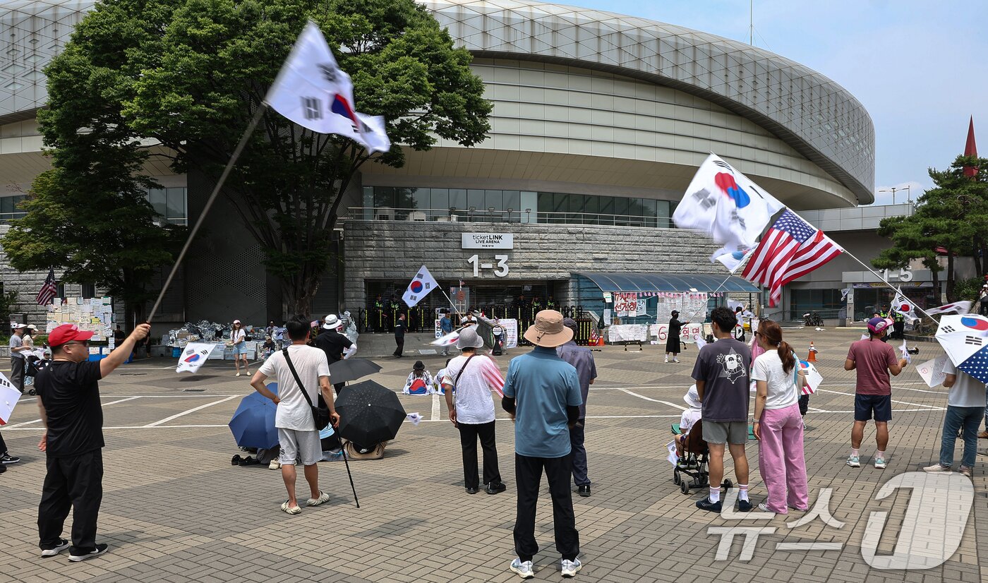 본문 이미지 - 6·3 지방선거 투표용지 부족 사태에 반발한 시민들이 14일 서울 송파구 올림픽공원 핸드볼경기장 개표소 앞에 모여 재선거를 요구하는 구호를 외치고 있다. 2026.6.14 ⓒ 뉴스1 김도우 기자