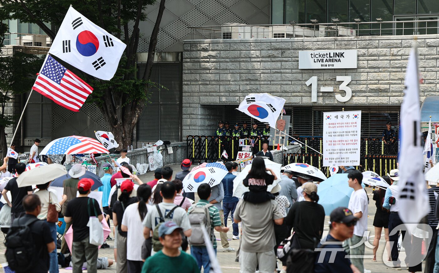 본문 이미지 - 6·3 지방선거 투표용지 부족 사태에 반발한 시민들이 14일 서울 송파구 올림픽공원 핸드볼경기장 개표소 앞에 모여 재선거를 요구하는 구호를 외치고 있다. 2026.6.14 ⓒ 뉴스1 김도우 기자