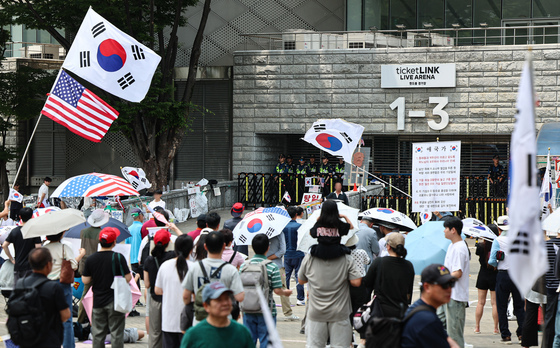 주말에도 계속되는 잠실개표소 시위