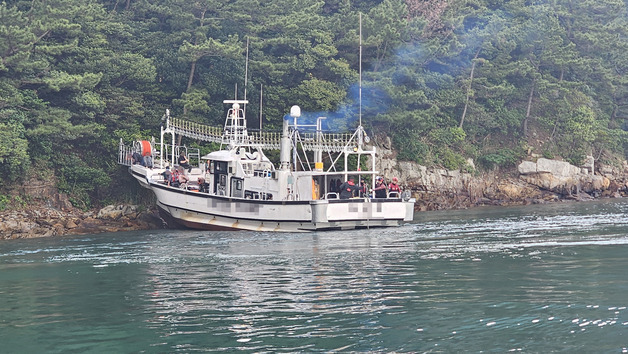 통영 추봉도 인근서 낚시어선 좌초…19명 무사 구조