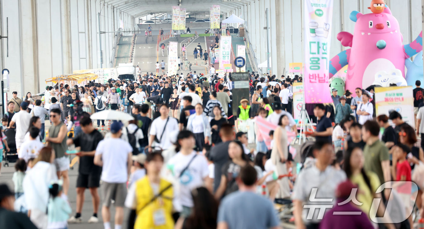 (서울=뉴스1) 김명섭 기자 = 14일 오후 서울 잠수교에서 열린 '2026차없는 잠수교 뚜벅뚜벅 축제'에서 시민들이 뜨거운 태양을 피해 축제를 즐기고 있다. 이날 낮 기온은 서울 …