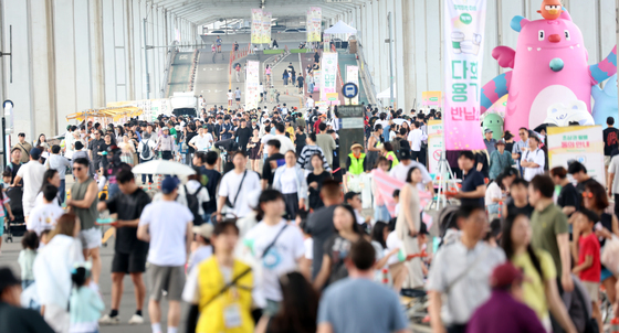 30도 안팎 무더위에도 활기 넘친 잠수교