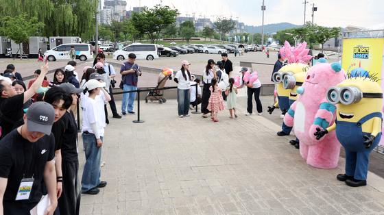 잠수교 축제 달군 해치·미니언즈 포토타임