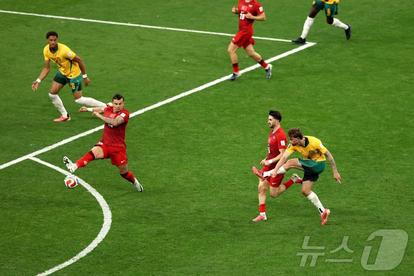 본문 이미지 - 호주의 코너 멧카프다가 14일(한국시간) 열린 2026 북중미 월드컵 D조 조별리그 호주-튀르키예 1차전에서 후반 30분 추가 골을 넣었다. ⓒ AFP=뉴스1